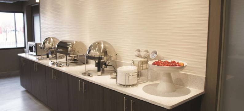 威奇托机场拉昆塔温德姆套房酒店(La Quinta Inn & Suites by Wyndham Wichita Airport)图片