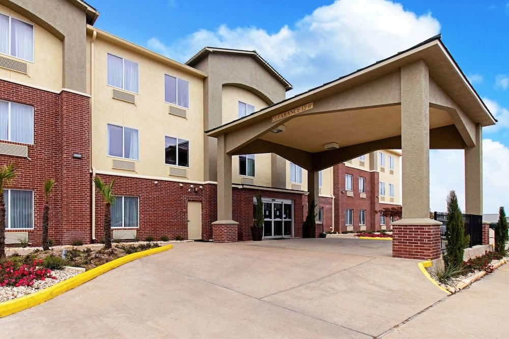 Comfort Inn And Suites Fredericksburg Hotel Reviews And Room Rates