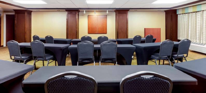 密尔沃基湾岸区拉昆塔温德姆套房酒店(La Quinta Inn & Suites by Wyndham Milwaukee Bayshore Area)图片