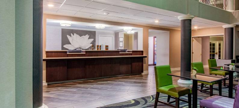 罗利达勒姆机场拉昆塔温德姆套房酒店(La Quinta Inn & Suites by Wyndham Raleigh Durham Airport)图片