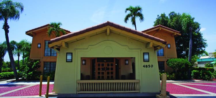 迈尔斯堡中心温德姆贝蒙特酒店(Baymont by Wyndham Fort Myers Central)图片