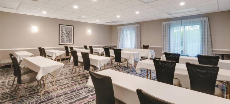 克利夫顿卢瑟福拉昆塔温德姆套房酒店(La Quinta Inn & Suites by Wyndham Clifton/Rutherford)图片