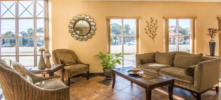 巴拿马城海滩附近凯艺套房酒店(Quality Inn & Suites Near Panama City Beach)图片