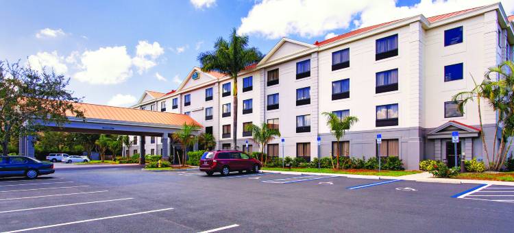 北那不勒斯博尼塔斯普林斯拉昆塔温德姆套房酒店(La Quinta Inn & Suites by Wyndham Bonita Springs Naples N.)图片