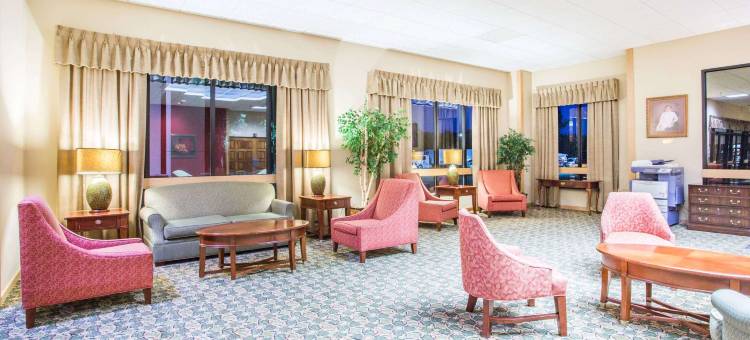 萨顿弗雷伍德戴斯套房酒店(Days Inn & Suites by Wyndham Sutton Flatwoods)图片