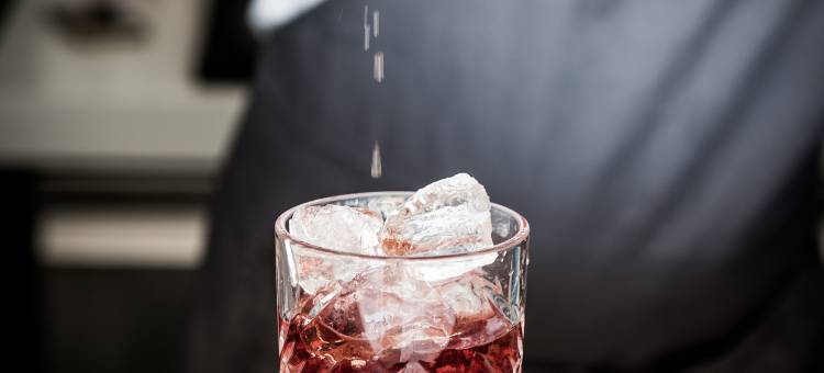 岩石酒店(On the Rocks)图片