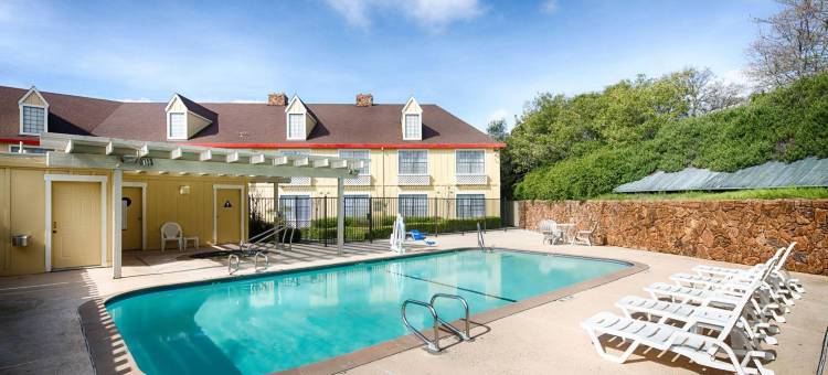 奥本红狮套房酒店(Red Lion Inn & Suites Auburn)图片