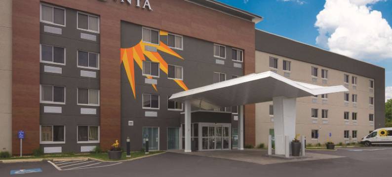 克里夫兰机场北拉昆塔温德姆套房酒店(La Quinta Inn & Suites by Wyndham Cleveland - Airport North)图片