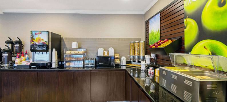 赫尔希哈里斯堡机场拉昆塔温德姆套房酒店(La Quinta Inn & Suites by Wyndham Harrisburg Airport Hershey)图片