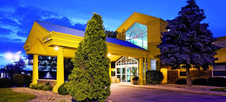 阿普尔顿学院大道拉昆塔温德姆套房酒店(La Quinta Inn & Suites by Wyndham Appleton College Avenue)图片