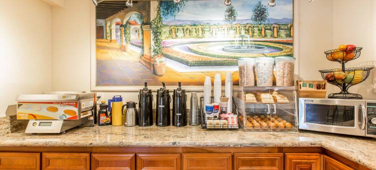 科尔顿河畔罗德威套房酒店(Rodeway Inn & Suites Colton-Riverside)图片