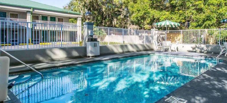 巴拿马城海滩附近凯艺套房酒店(Quality Inn & Suites Near Panama City Beach)图片