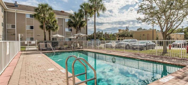 迈尔斯堡珊瑚角郊区开放式客房(Suburban Studios Fort Myers Cape Coral)图片