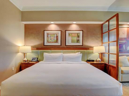 888 One Bedroom Balcony Suite At Signature Condo Hotel