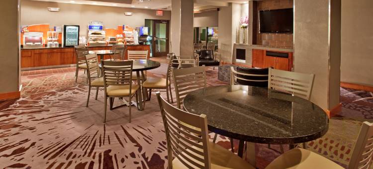 智选假日套房酒店圣罗伯特 - 伦纳德伍德(Holiday Inn Express & Suites Saint Robert - Leonard Wood)图片