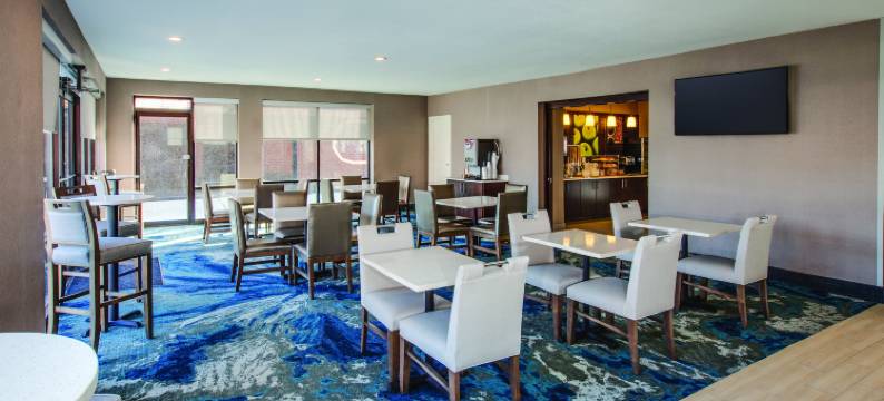 费城机场拉昆塔温德姆套房酒店(La Quinta Inn & Suites by Wyndham Philadelphia Airport)图片