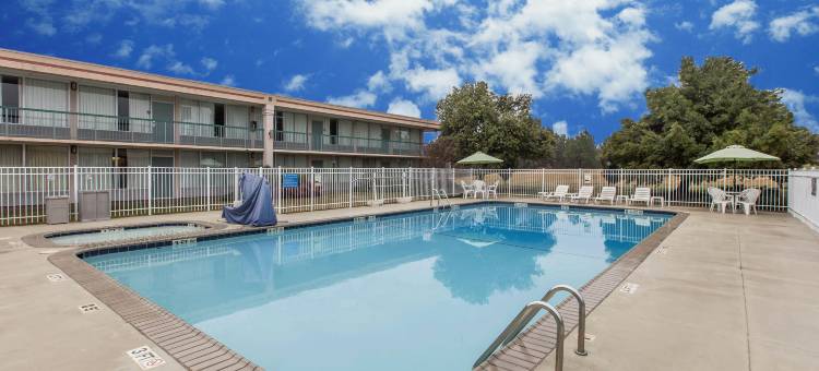 南麦克多诺I-75品质套房酒店(Quality Inn & Suites McDonough South I-75)图片
