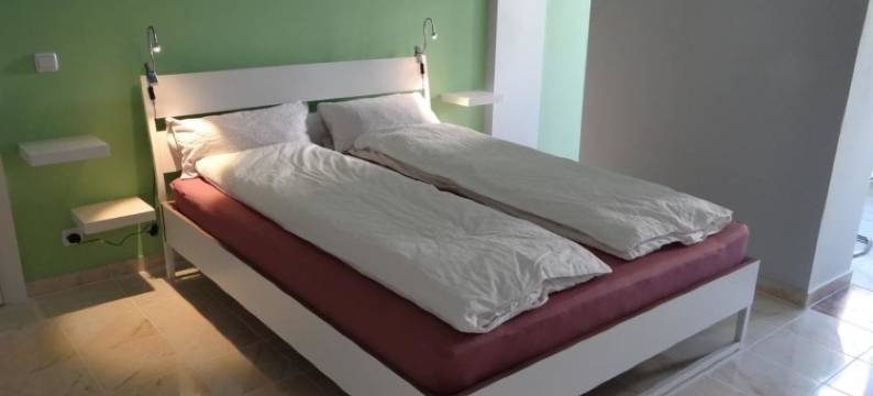 Temporary Living图片