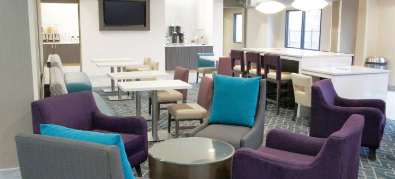 威奇托机场拉昆塔温德姆套房酒店(La Quinta Inn & Suites by Wyndham Wichita Airport)图片