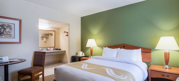 布卢明顿品质酒店-近大学(Quality Inn Bloomington Near University)图片