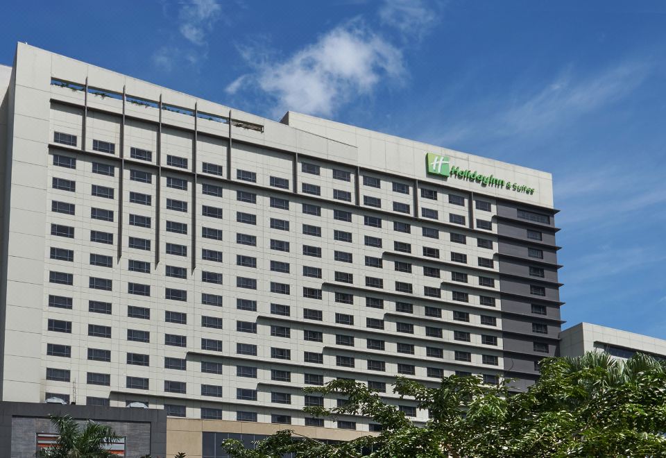 Holiday Inn & Suites MakatiOver view