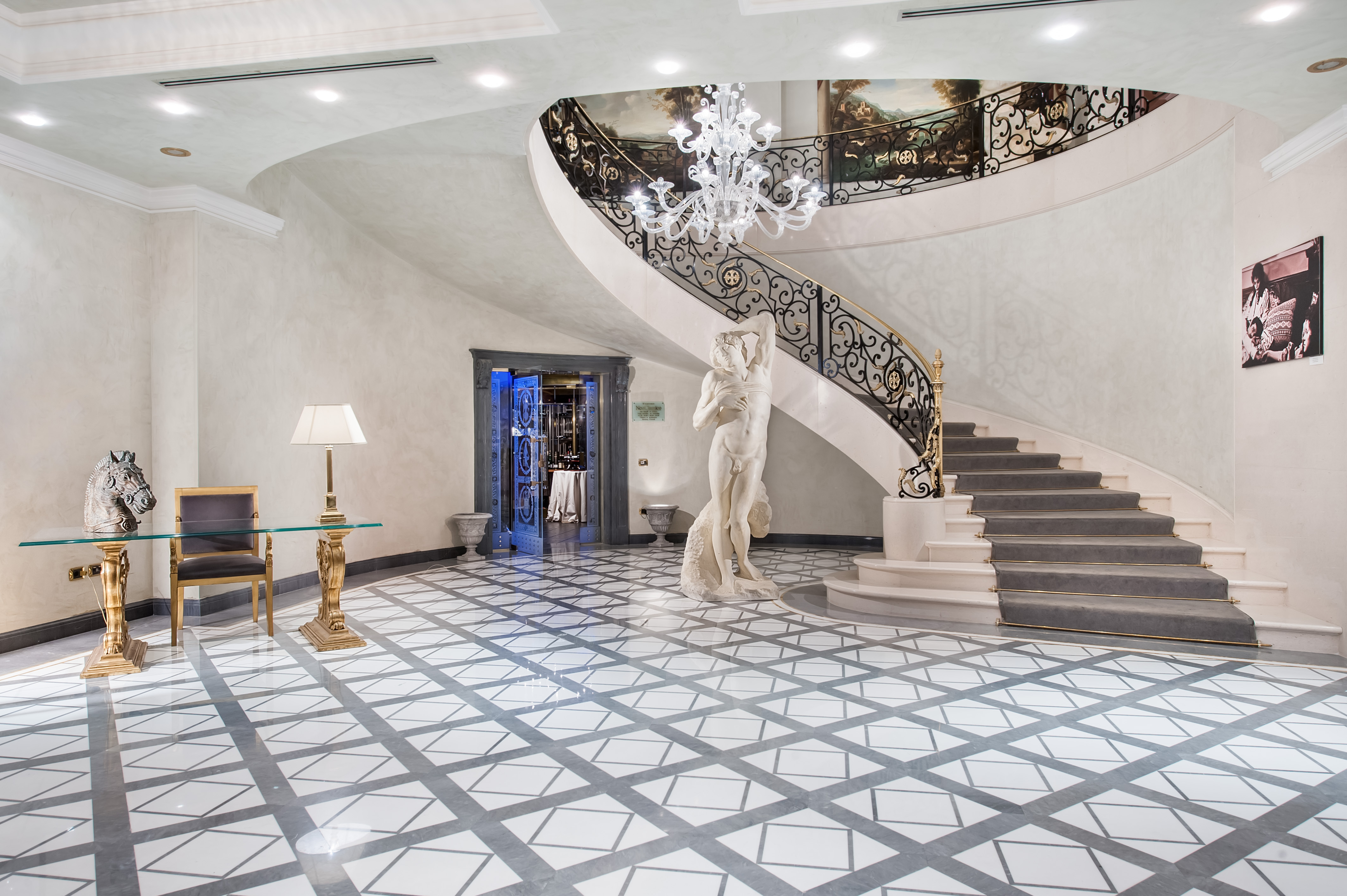 Royal Hotel Carlton Over view