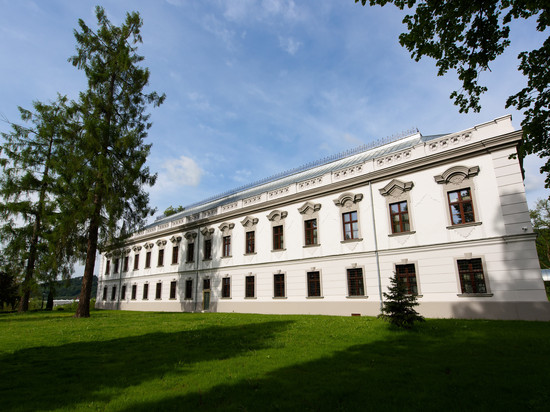 吉诺公园广场餐厅酒店