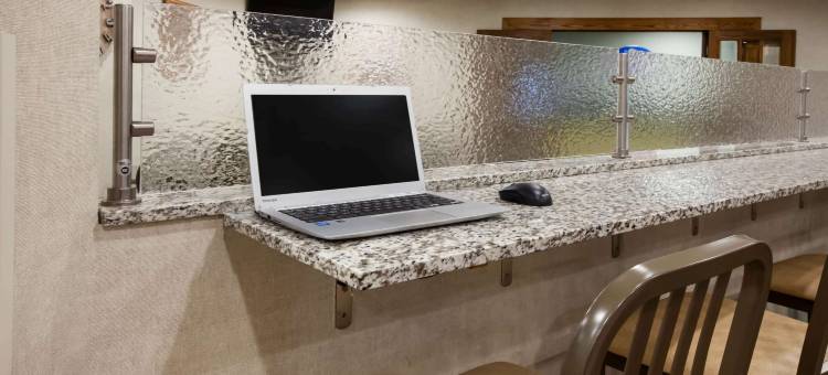 麦基诺城温德姆呗盟套房酒店(Baymont by Wyndham Mackinaw City)图片