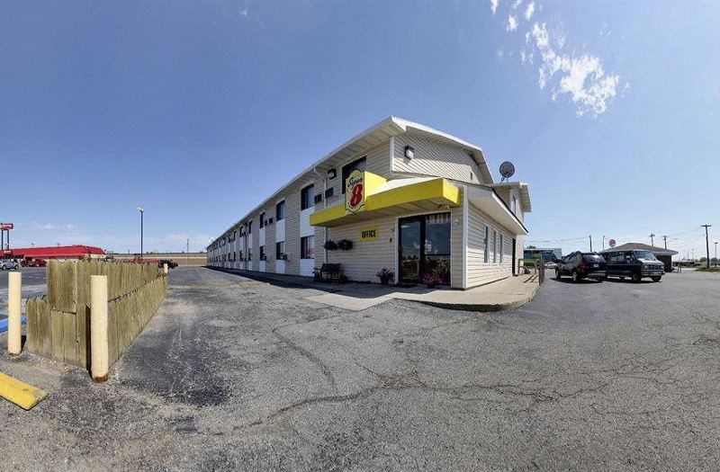Super 8 By Wyndham Moberly Mo Hotel Reviews Room Rates And Booking Select Room