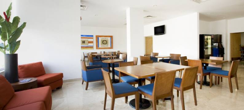 雷诺萨山谷奥拓酒店(One Reynosa Valle Alto)图片