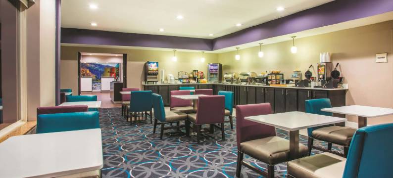 拉塞尔维尔拉昆塔温德姆套房酒店(La Quinta Inn & Suites by Wyndham Russellville)图片