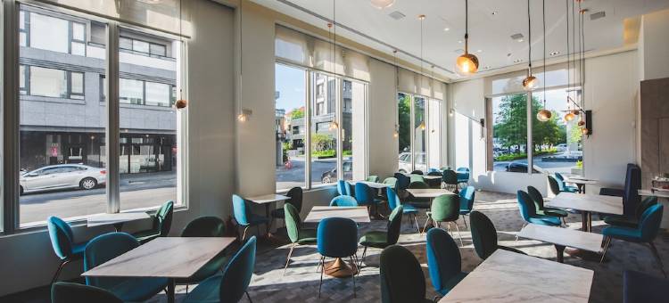 城市漫游行旅图片