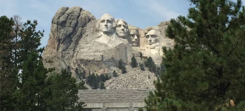 斯特吉斯小屋及套房酒店(Sturgis Lodge and Suites)图片