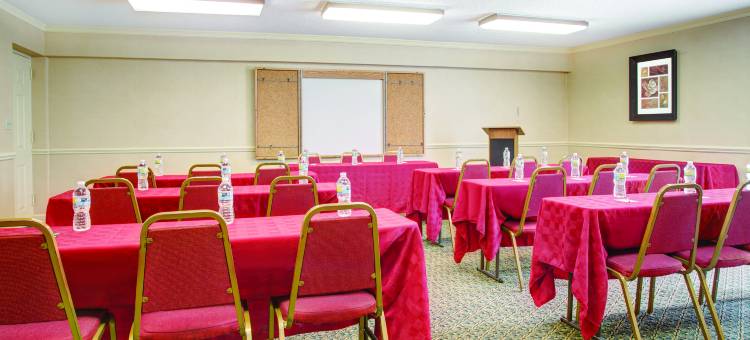 亚特兰大机场南拉昆塔温德姆套房酒店(La Quinta Inn & Suites by Wyndham Atlanta Airport South)图片