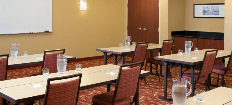 辛辛那提布鲁艾施镇万怡酒店(Courtyard Cincinnati Blue Ash)图片