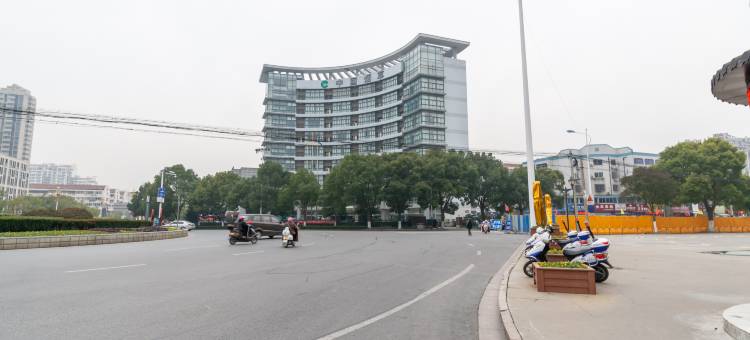 白玉兰酒店(如皋大润发店)图片