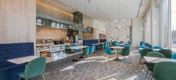 城市漫游行旅图片