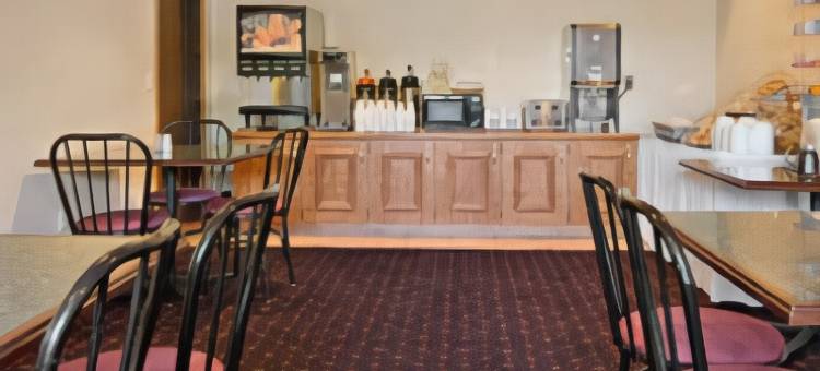 麦奇诺市布里奇维尤速8酒店(Super 8 by Wyndham Bridgeview of Mackinaw City)图片