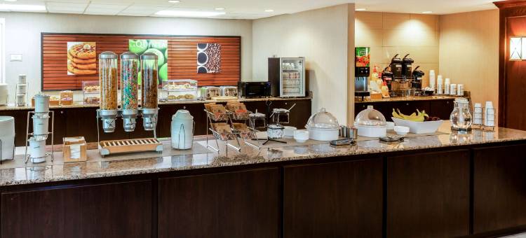 密尔沃基湾岸区拉昆塔温德姆套房酒店(La Quinta Inn & Suites by Wyndham Milwaukee Bayshore Area)图片