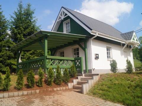 Spacious and Comfortable Detached House, Enclosed Garden With Veranda and Garden Grill