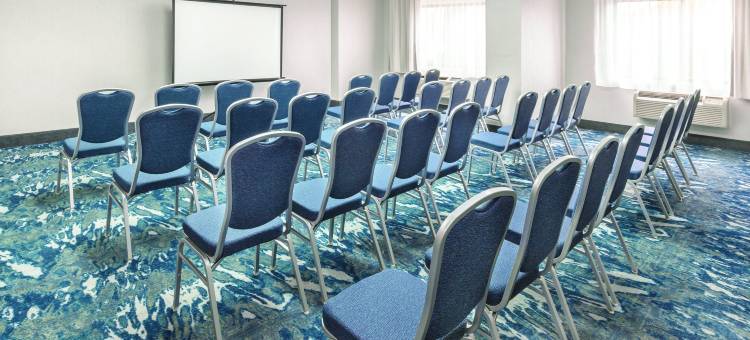 费城机场拉昆塔温德姆套房酒店(La Quinta Inn & Suites by Wyndham Philadelphia Airport)图片