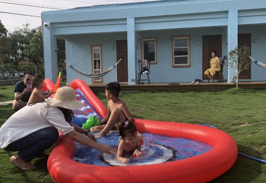 Mooning the Hill Hotel Overview