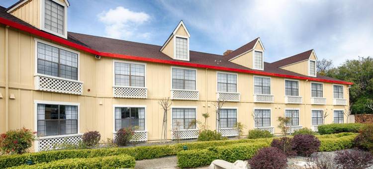 奥本红狮套房酒店(Red Lion Inn & Suites Auburn)图片