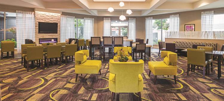 沃斯堡市景拉昆塔温德姆套房酒店(La Quinta Inn & Suites by Wyndham Fort Worth City View)图片