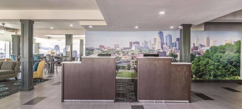 堪萨斯城机场拉昆塔温德姆套房酒店(La Quinta Inn & Suites by Wyndham Kansas City Airport)图片