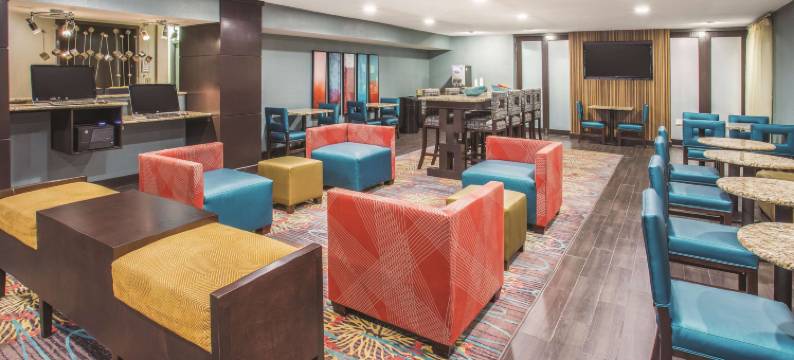 伊利诺伊州奥法隆圣路易斯拉昆塔温德姆套房酒店(La Quinta Inn & Suites by Wyndham O'Fallon, IL - St. Louis)图片