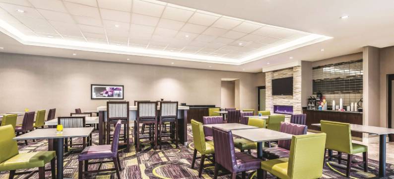 辛辛那提沙伦维尔拉昆塔温德姆套房酒店(La Quinta Inn & Suites by Wyndham Cincinnati Sharonville)图片