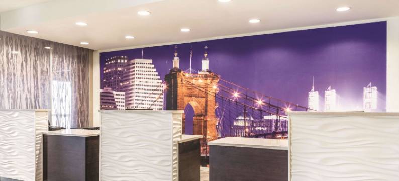 辛辛那提沙伦维尔拉昆塔温德姆套房酒店(La Quinta Inn & Suites by Wyndham Cincinnati Sharonville)图片