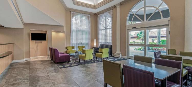 那不勒斯市区拉昆塔温德姆套房酒店(La Quinta Inn & Suites by Wyndham Naples Downtown)图片