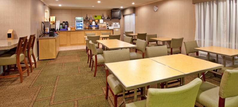 得梅因西克莱夫拉昆塔温德姆套房酒店(La Quinta Inn & Suites by Wyndham des Moines West Clive)图片